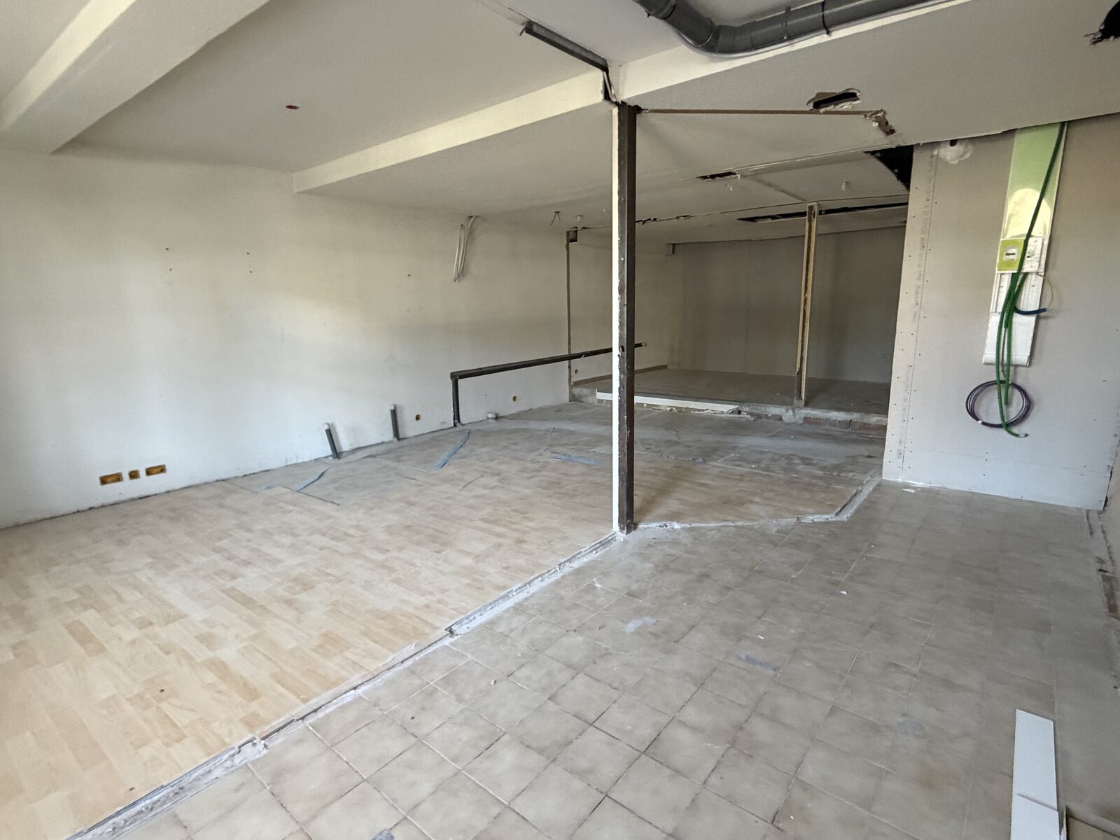 T2 brut de 50 m² de surface utile en rez-de-chaussée avec entrée privative sur rue — photo 4