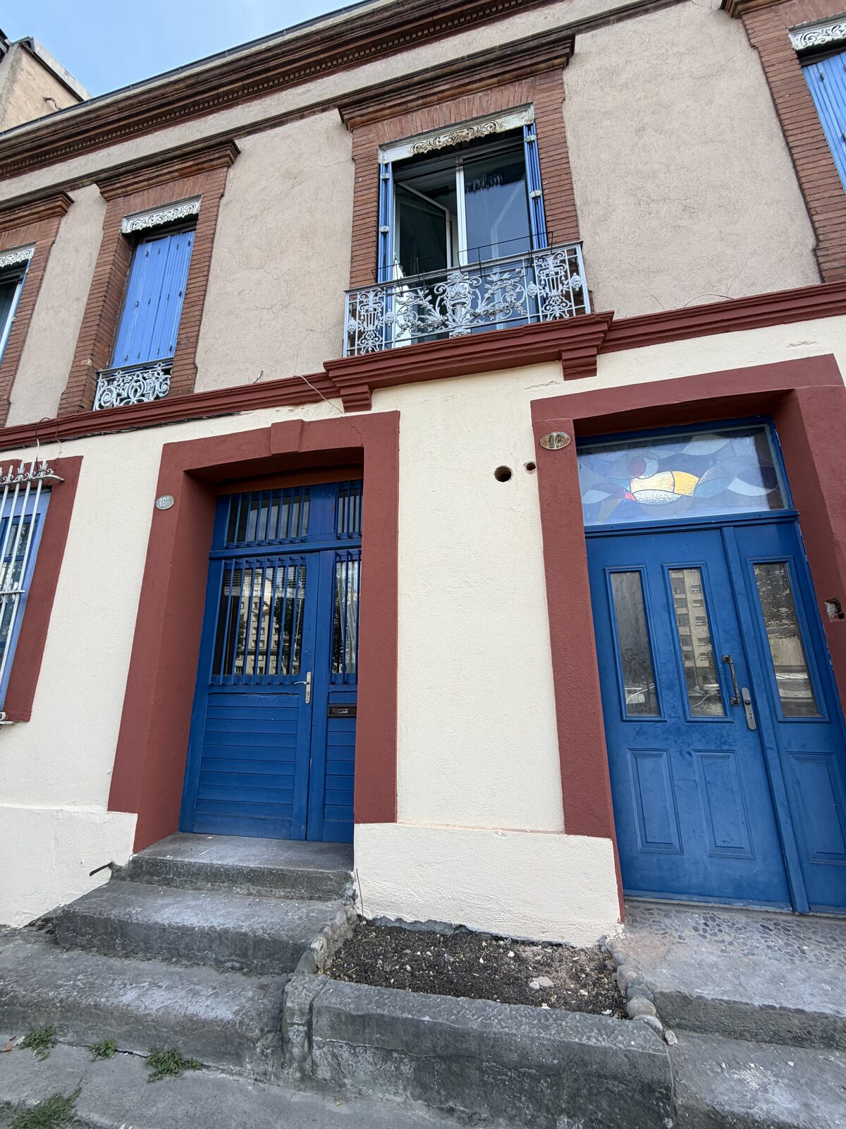 T2 brut de 50 m² de surface utile en rez-de-chaussée avec entrée privative sur rue