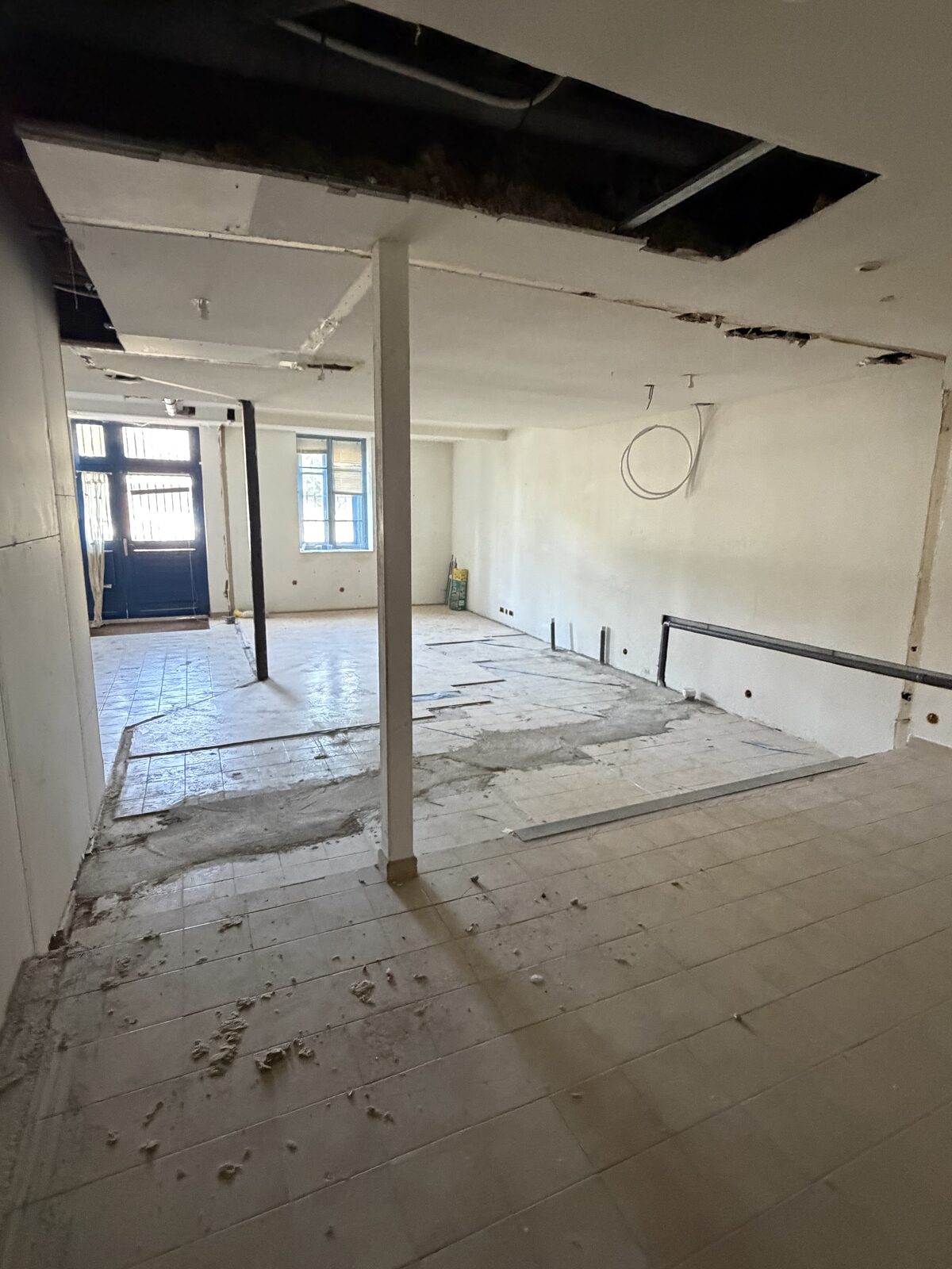 T2 brut de 50 m² de surface utile en rez-de-chaussée avec entrée privative sur rue — photo 3